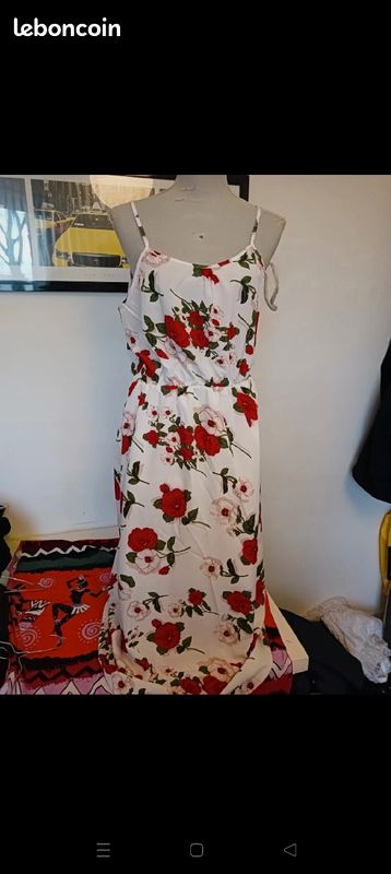 Robe longue à fleurs fond blanc taille m en très bon état tous nos vêtements sont lavés et désinfectés (image 1)