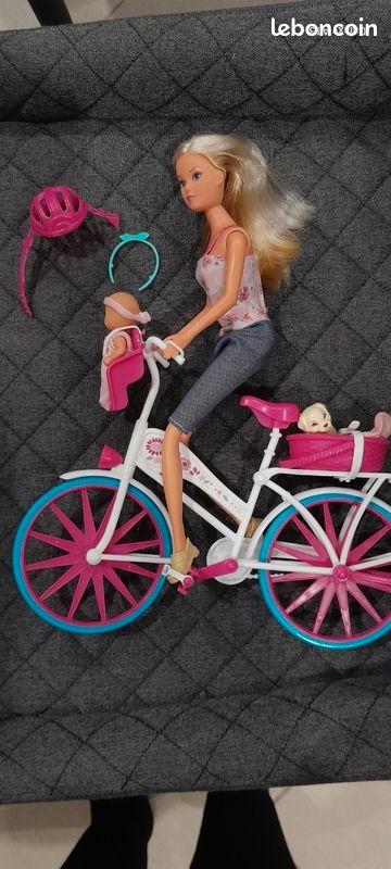 Fausse barbie sur son vélo avec bébé et chiot (image 5)
