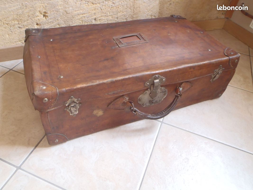 Valise en cuir marron rareté, sur fond blanc ; isolées Photo Stock - Alamy