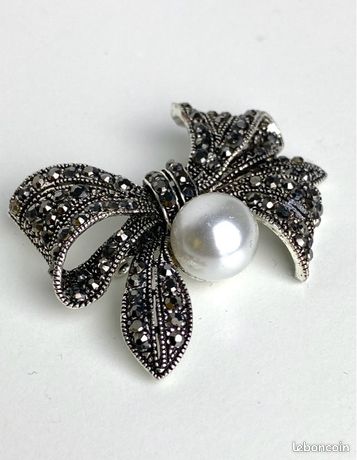 Broche - Métal, agneau, strass & perles d'imitation, doré, blanc nacré, noir & cristal - Mode
