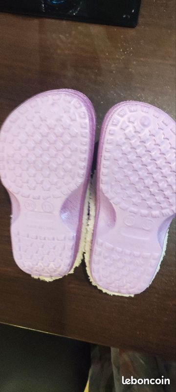 Chaussons fourrées à paillettes neuves (image 2)