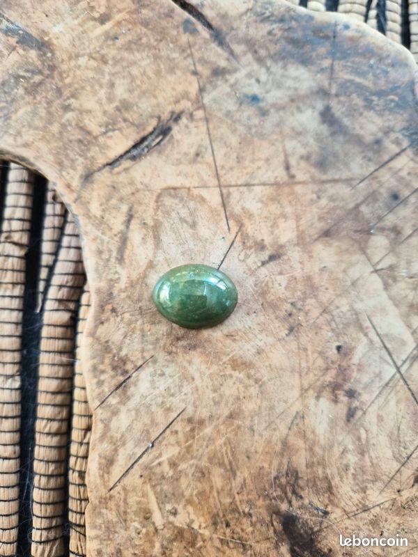 Cabochon pierre verte (image 1)