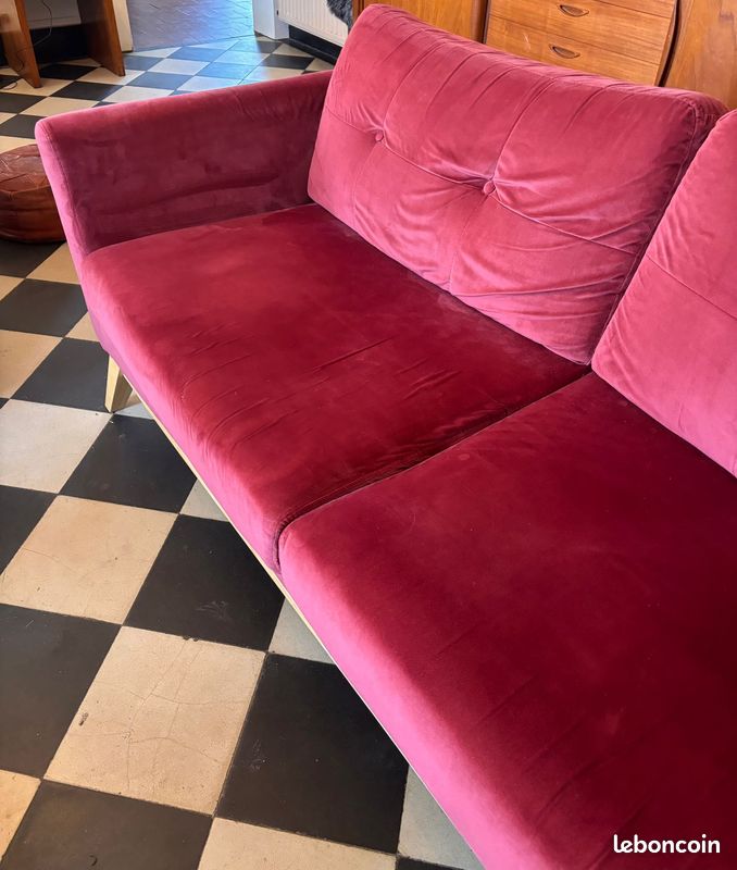 Canapé velours rouge 3 places style scandinave (image 6)
