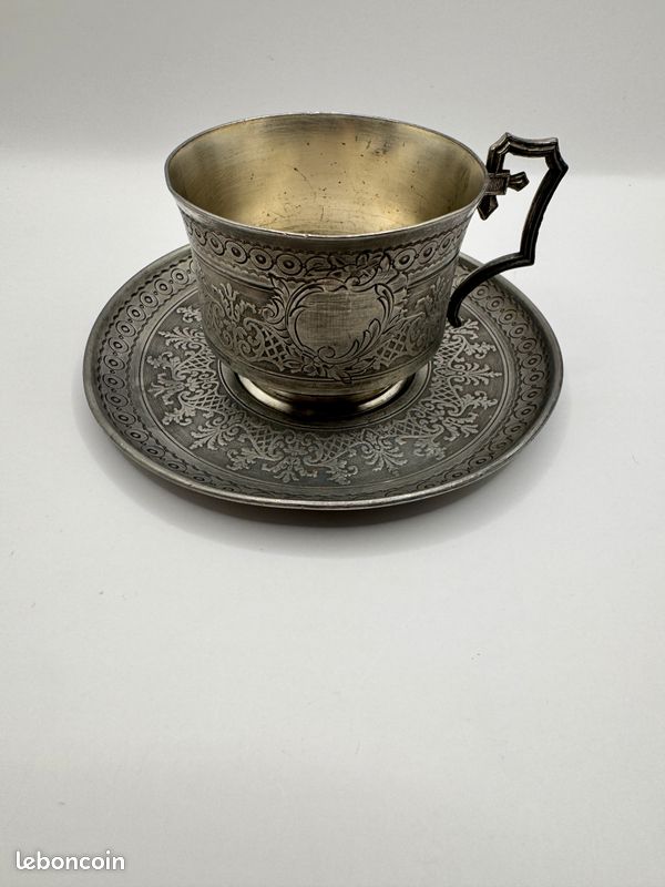 TASSE ET SOUCOUPE en métal blanc marquées O F EUR 15,00 - FR