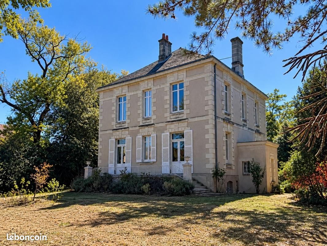 Maison 13 pièces 255 m² · à Clisson · 255 m² · 988 000 €