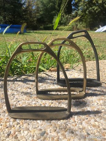 Paire D'Étriers Anciens En Laiton Ornés - Équitation - Vintage