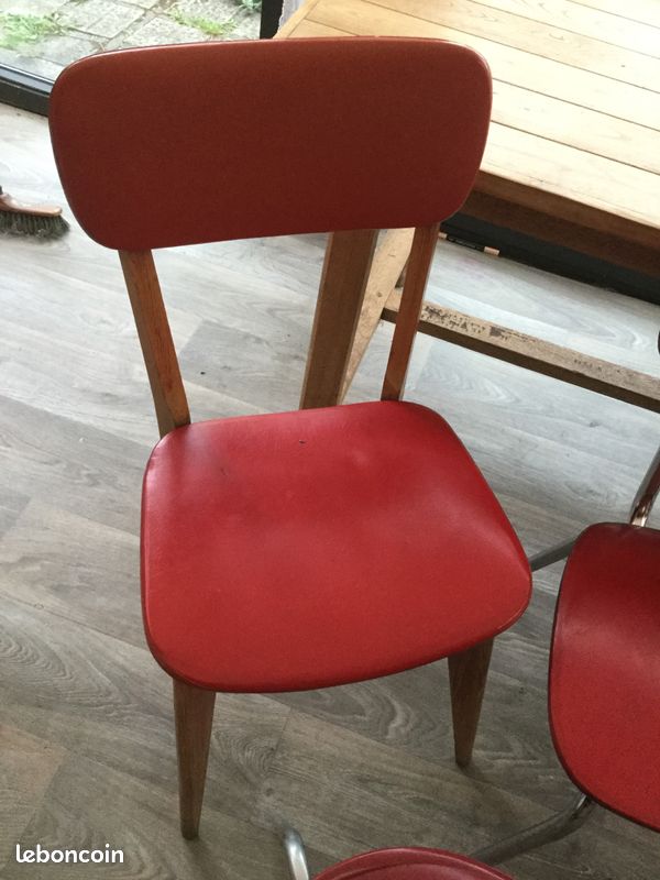 Lot de cinq chaises rouges dépareillées vintage (image 2)