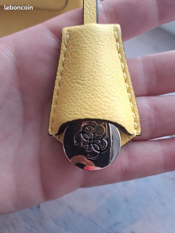 Sac pochette Guess (image 4)
