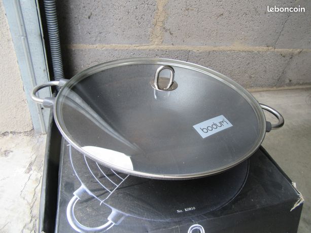 WOK en FONTE Marque BODUM Diamètre 37 cm Arts de la table