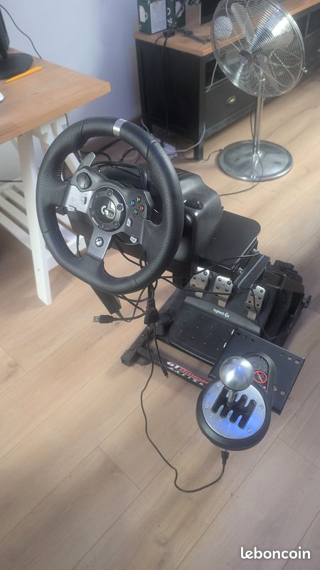 Pack volant Logitech Xbox/PC + pédales + support + levier de vitesse Thrustmaster – Très bon état (image 1)