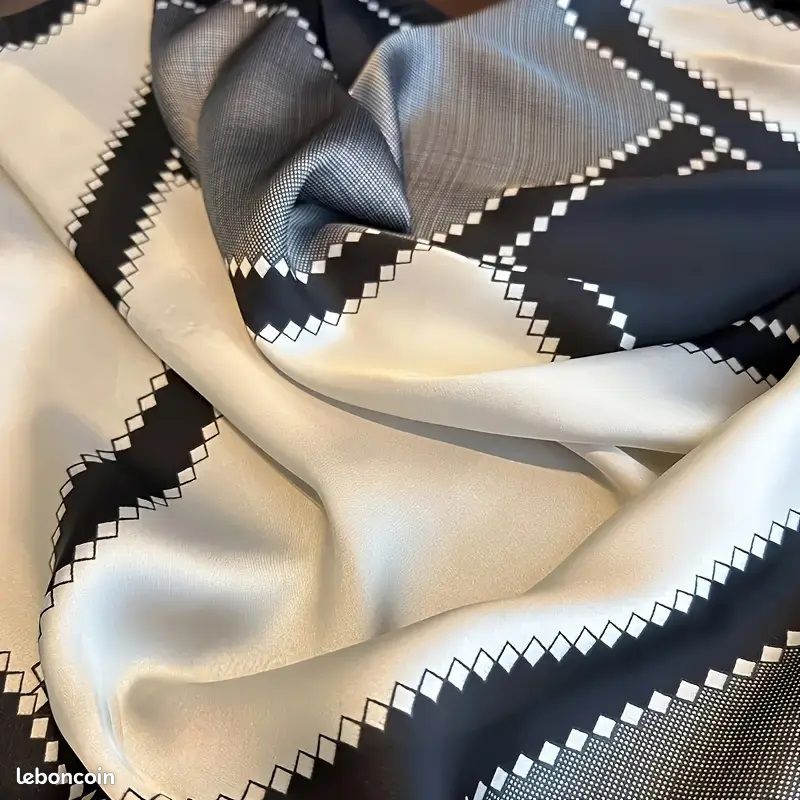 Foulard chic satin 70 cm X 70 cm noir/écru (image 2)