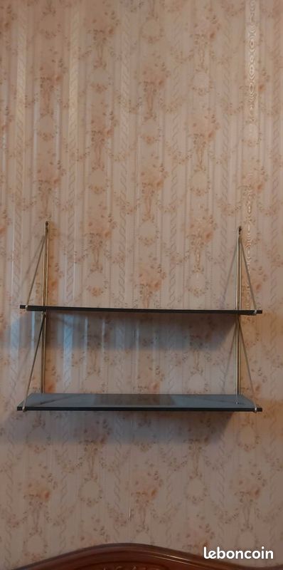 Étagère murale vintage années 60/70 – laiton & verre fumé (image 2)