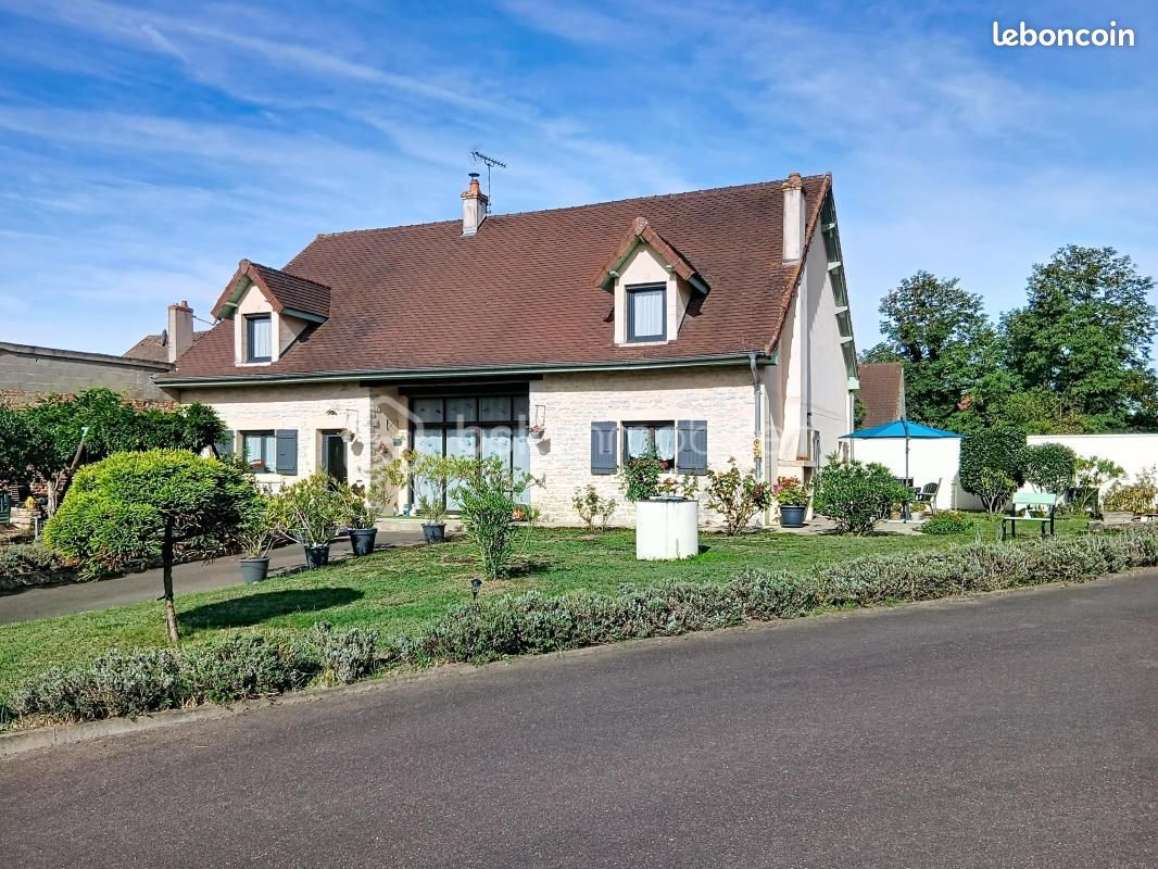 Maison 8 pièces 230 m² · à Seurre · 230 m² · 299 000 €
