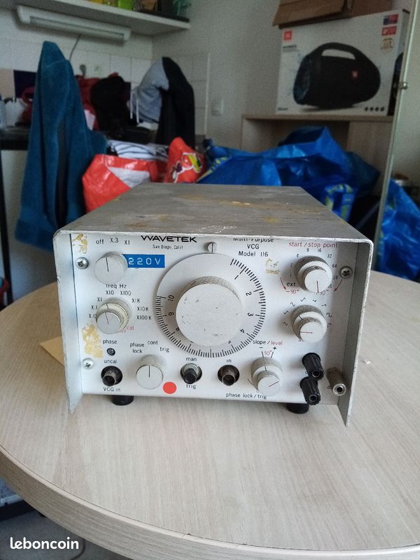 Wavetek model 116 avec son manuel d'utilisation (image 1)