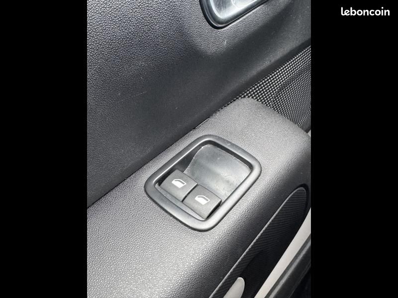 Citroen C3 1.2 PureTech 110ch S&S C-Series 120-121g (image 25)