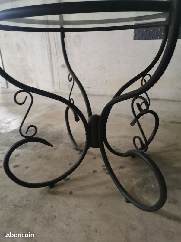Table ronde en verre et fer forgé – Diamètre 110 cm (image 1)