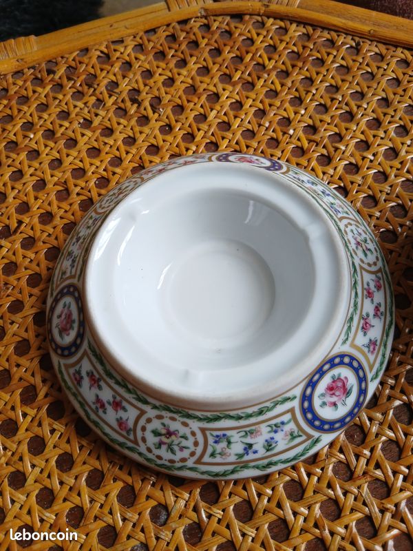 LIMOGES. HAVILAND. COUPE en porcelaine décor fleurs modèle Louveciennes