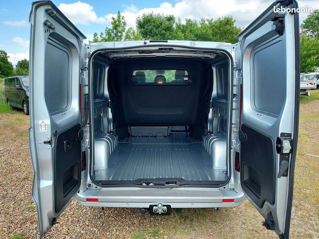 Renault TRAFIC III FG BVA RED 5 PLACES GRIS C L2H1 3T 2.0 BLUE DCI 150CH CABINE APPROFONDIE AUTO (image 9)