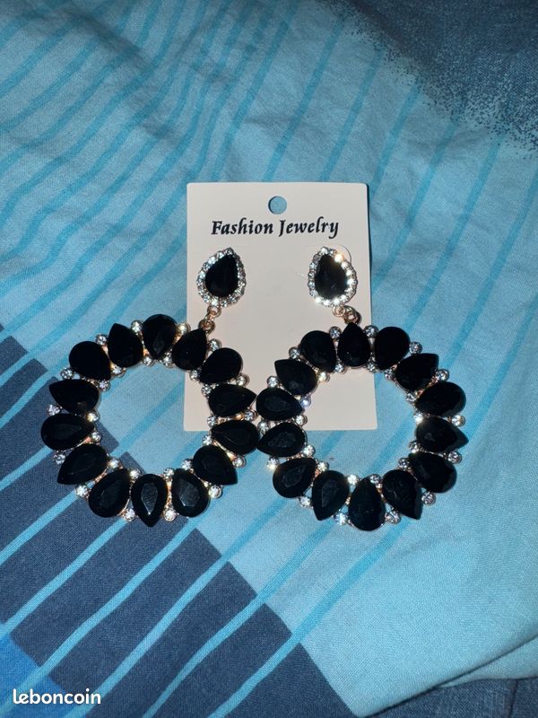 Paire de boucles d’oreilles noires et dorée (image 1)