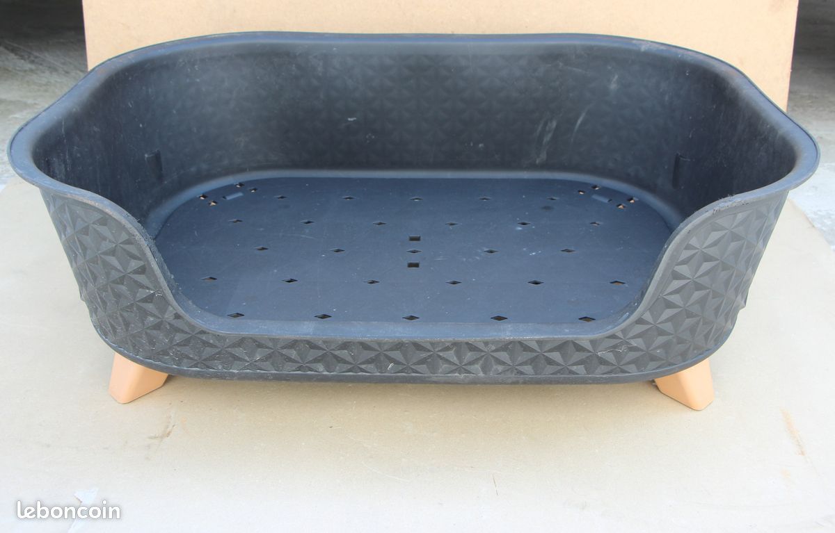 Panier / Corbeille en plastique noir sur pieds pour chien (image 1)