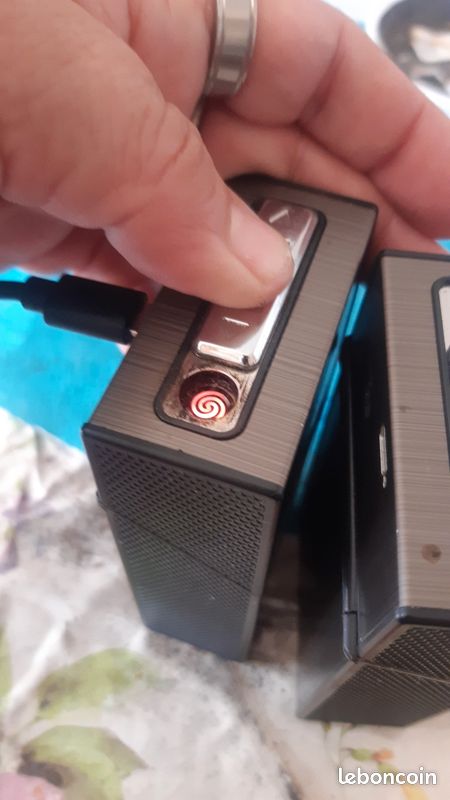 Je vend deux boîtes range cigarette briquet à recharger sûre un chargeur de  téléphone je vend 5 euros 1 boîtes les 2 à 10 euros