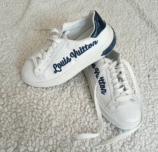Sneakers Louis Vuitton blanches logo brodé bleu marine cuir