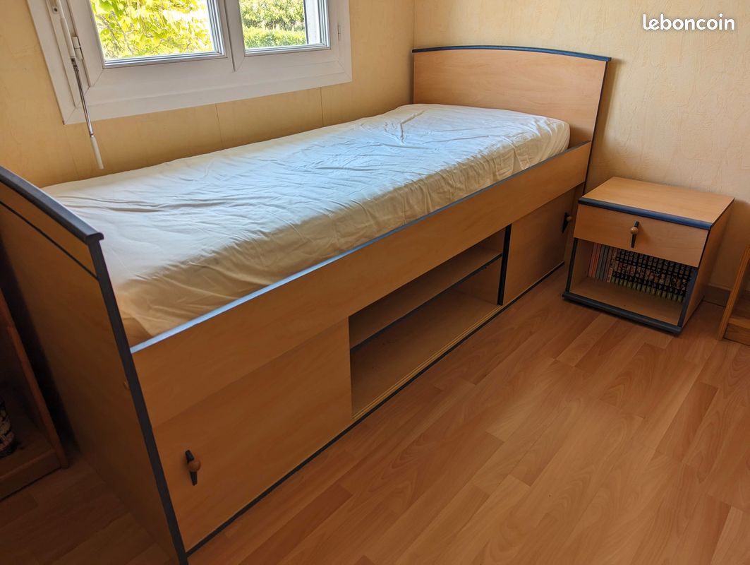 Lit 90 x 200 (90x200)cm, idem IKEA, couleur chêne clair avec sa table de chevet / nuit - GAMI GAUTHIER modèle "Derby Aulne" (liseré bleu) (image 1)