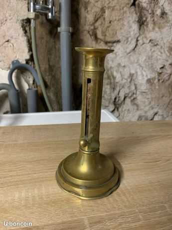 Ancien bougeoir en cuivre/laiton avec son bouton poussoir. 17 cm - Décoration