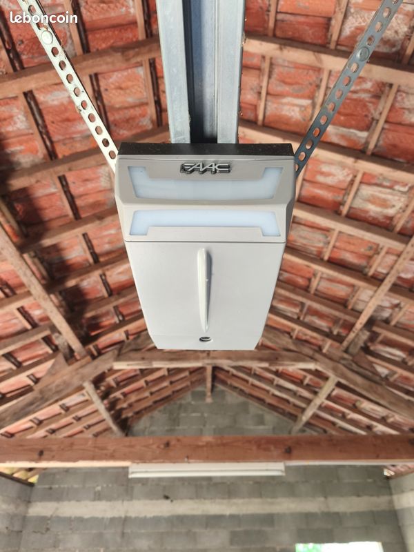 Porte de garage sectionnelle isolée motorisée FAAC 3000x2500mm (image 3)
