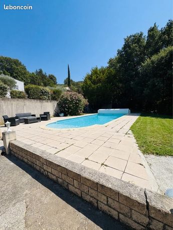 À vendre – Maison familiale de 110 m² sur deux niveaux avec piscine, garage et dépendance sur un terrain de 1 000 m² située à Mimet