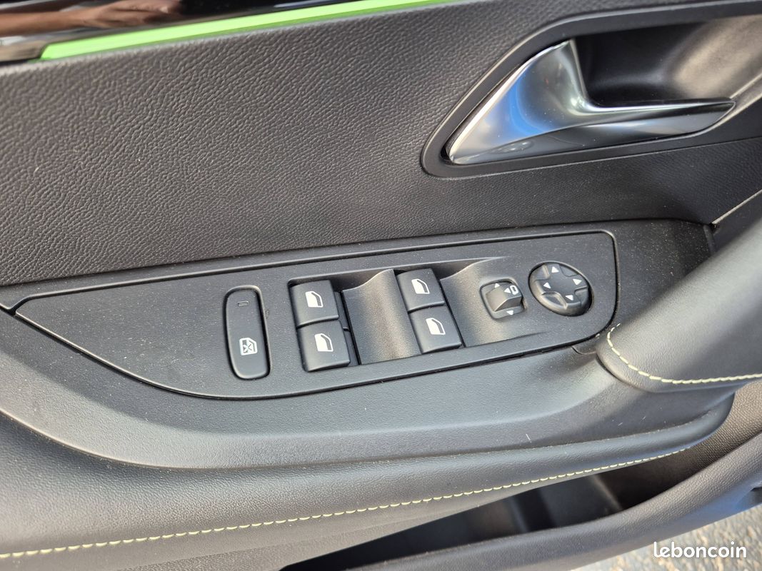 PEUGEOT 2008 PureTech 130 S&S EAT8 GT (image 23)