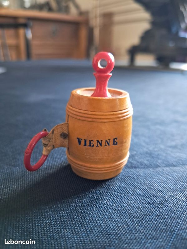 Ancien mètre ruban de couturière dans petit tonneau en bois à l'effigie de Lisieux 3x4 cm - Collection