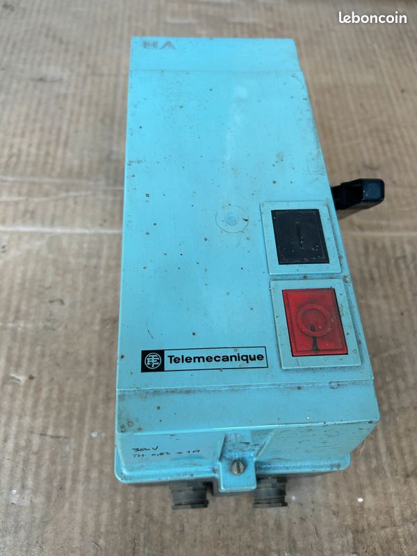 Boîtier de démarrage moteur Telemacanique DRT avec sectionneur. Calibre : 0,63A à 1A (image 1)