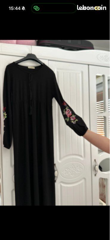 Robe noire avec manches fleuries (image 1)