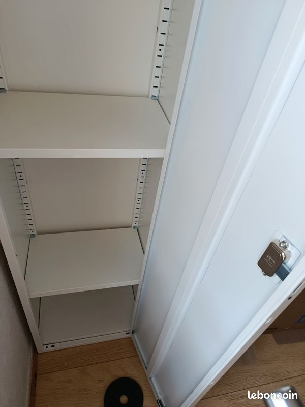 Armoire métallique blanche avec clé (image 4)