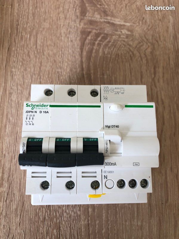 Disjoncteur tripolaire 16A / courbe D plus bloc différentiel (image 1)