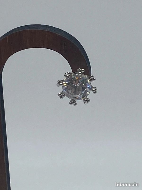 Boucles d’oreilles clous style solitaire – zircon brillant & métal argenté (image 3)