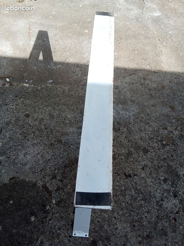 Piètement de table industriel en acier blanc – H 71 cm – L 73 cm
Description (image 2)