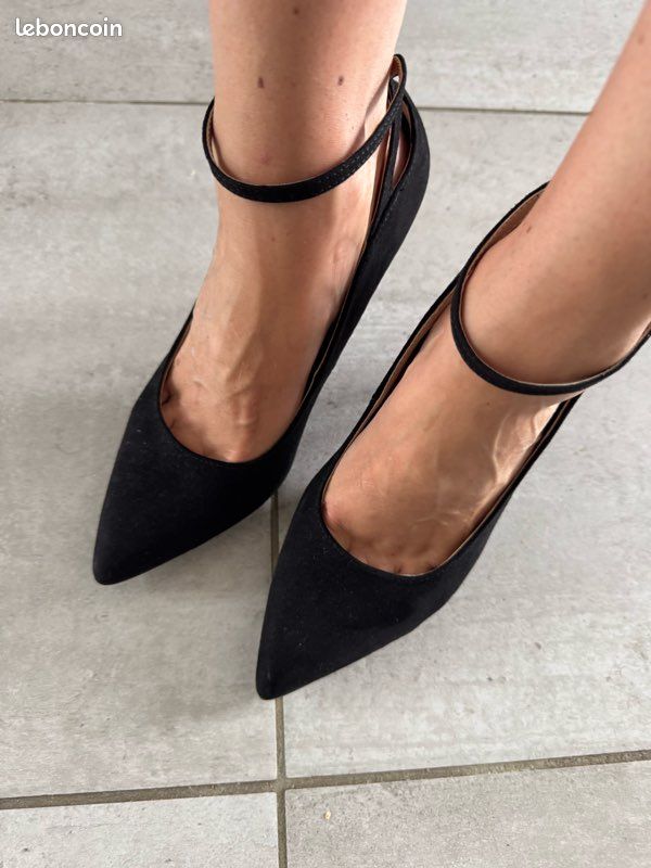 Escarpin noir en suédine avec bride et dessous pailleté Chaussures