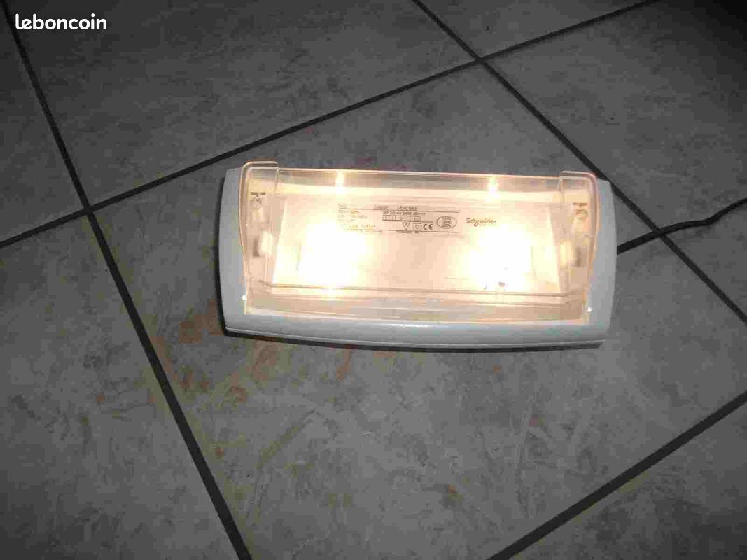 Lampe De Poche LED Murale D'Urgence - Lumière Secours Automatique Pour Panne De Courant, Veilleuse Murale Fixe Avec Base Magnétique, Idéale Maison, Couloir, Hôtel