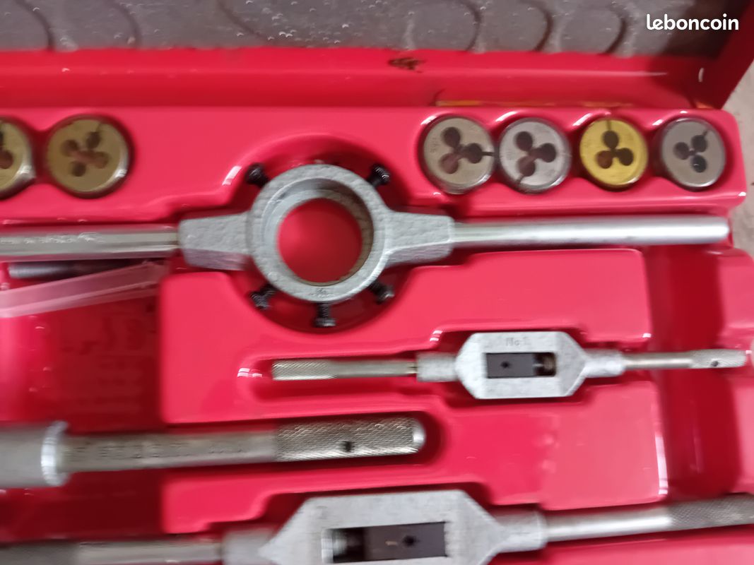 Composition d'outils de 24 tarauds - 12 filières et 5 porte-outils - M3
