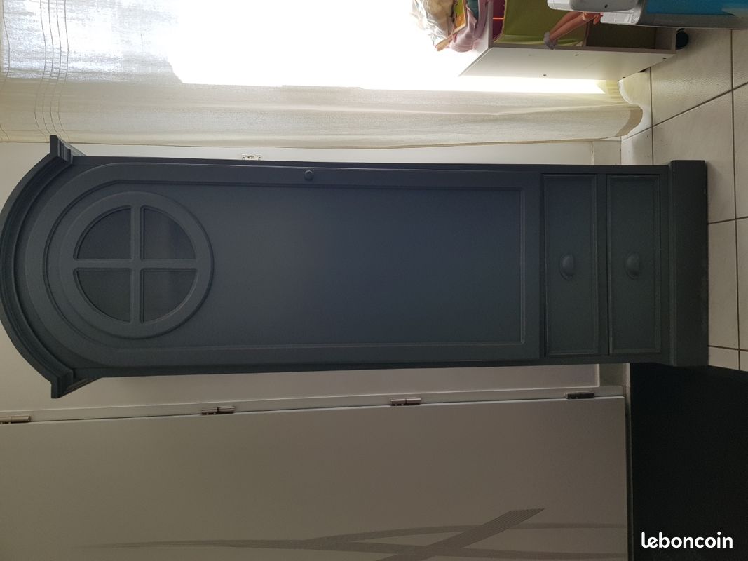 Armoire a hublot grise (image 1)