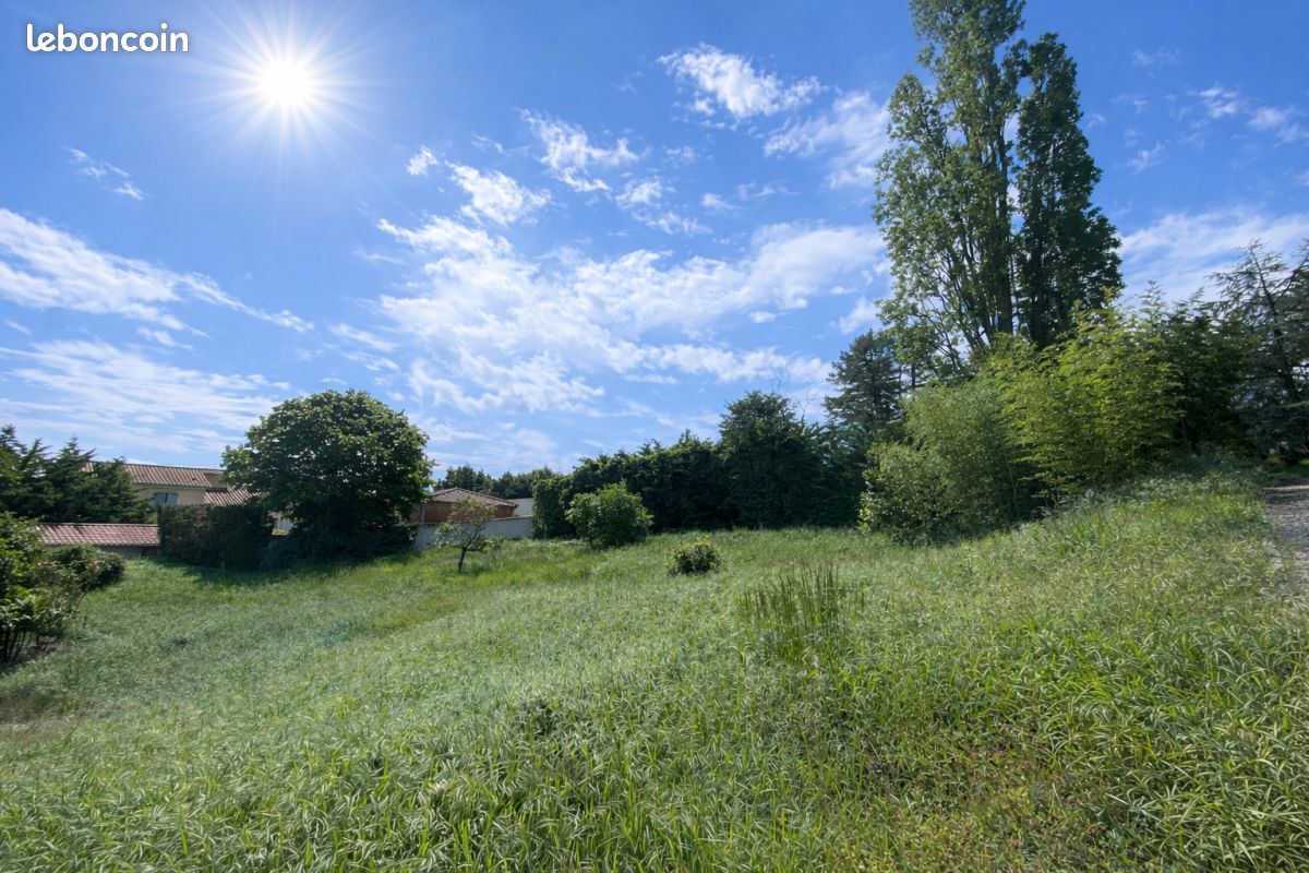 Terrain 1300 m² · à Écully · 1 300 m² · 300 000 €