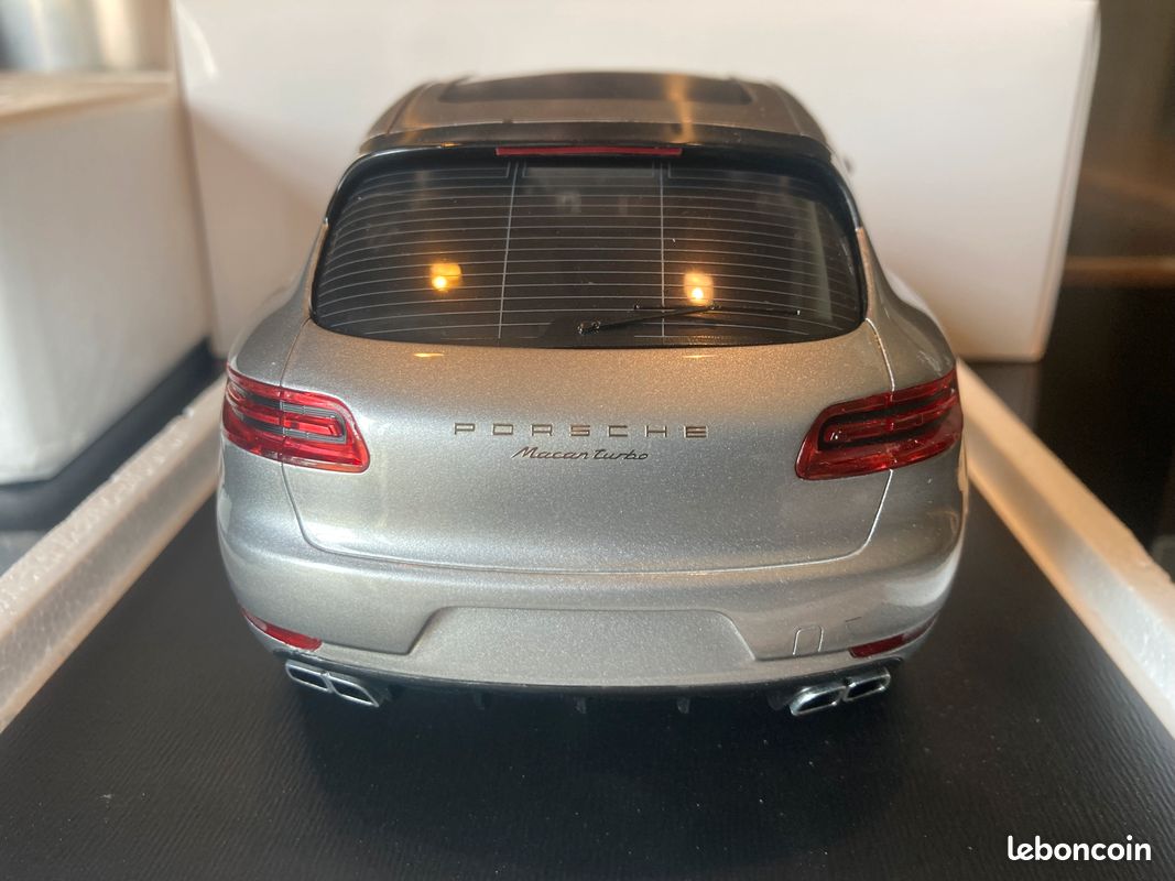 Porsche Macan Turbo silver 1/18 Spark (image 12)