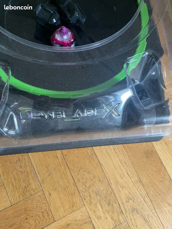Arène beyblade et deux toupies (image 2)