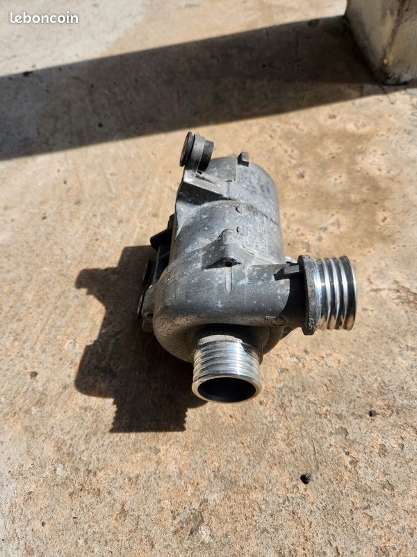 Pompe a eau BMW 325i e90 (image 1)