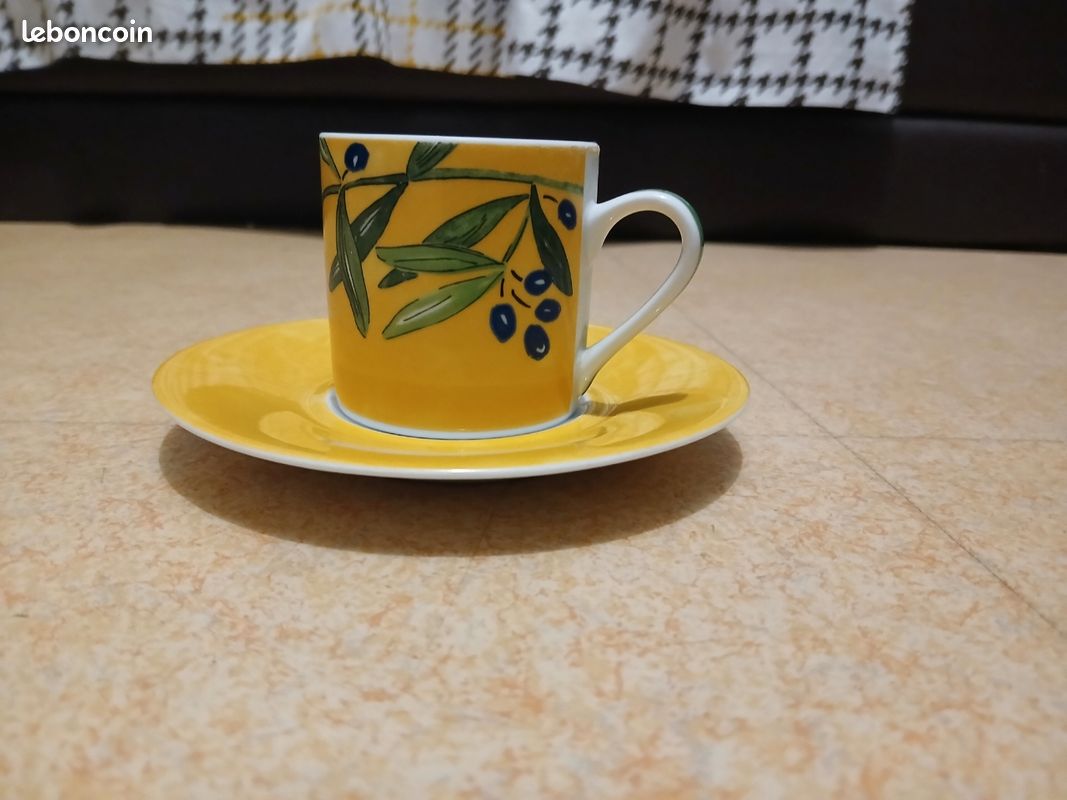 Lot de 4 tasses et soucoupes Guy Degrenne, modèle Vindemia
