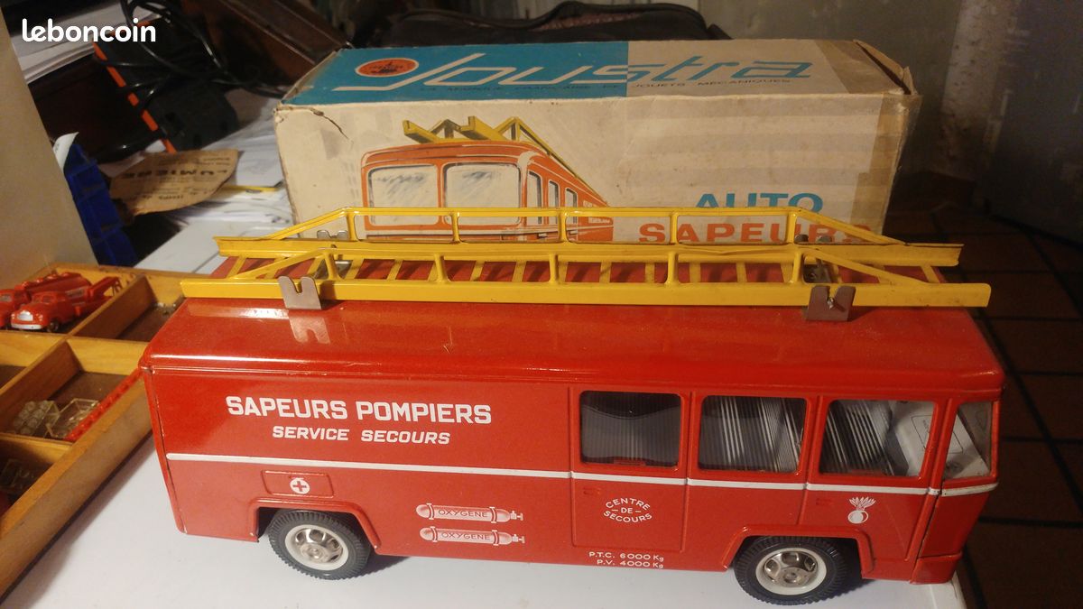 Jouet de collection en tôle Camion de pompiers Joustra en bon état