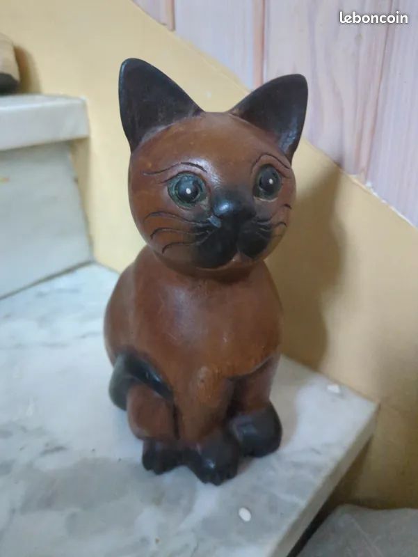 Statue de chat assis en bois sculpté artisanal (image 1)