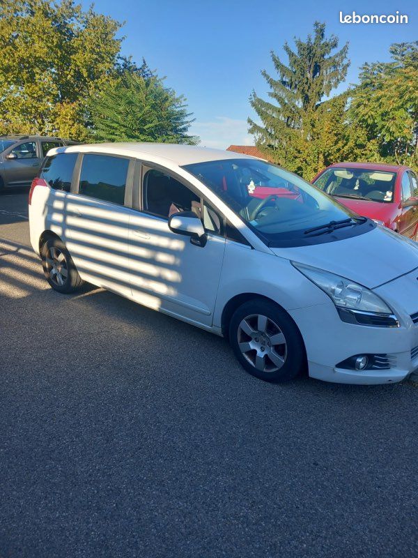 Peugeot 5008 (image 1)